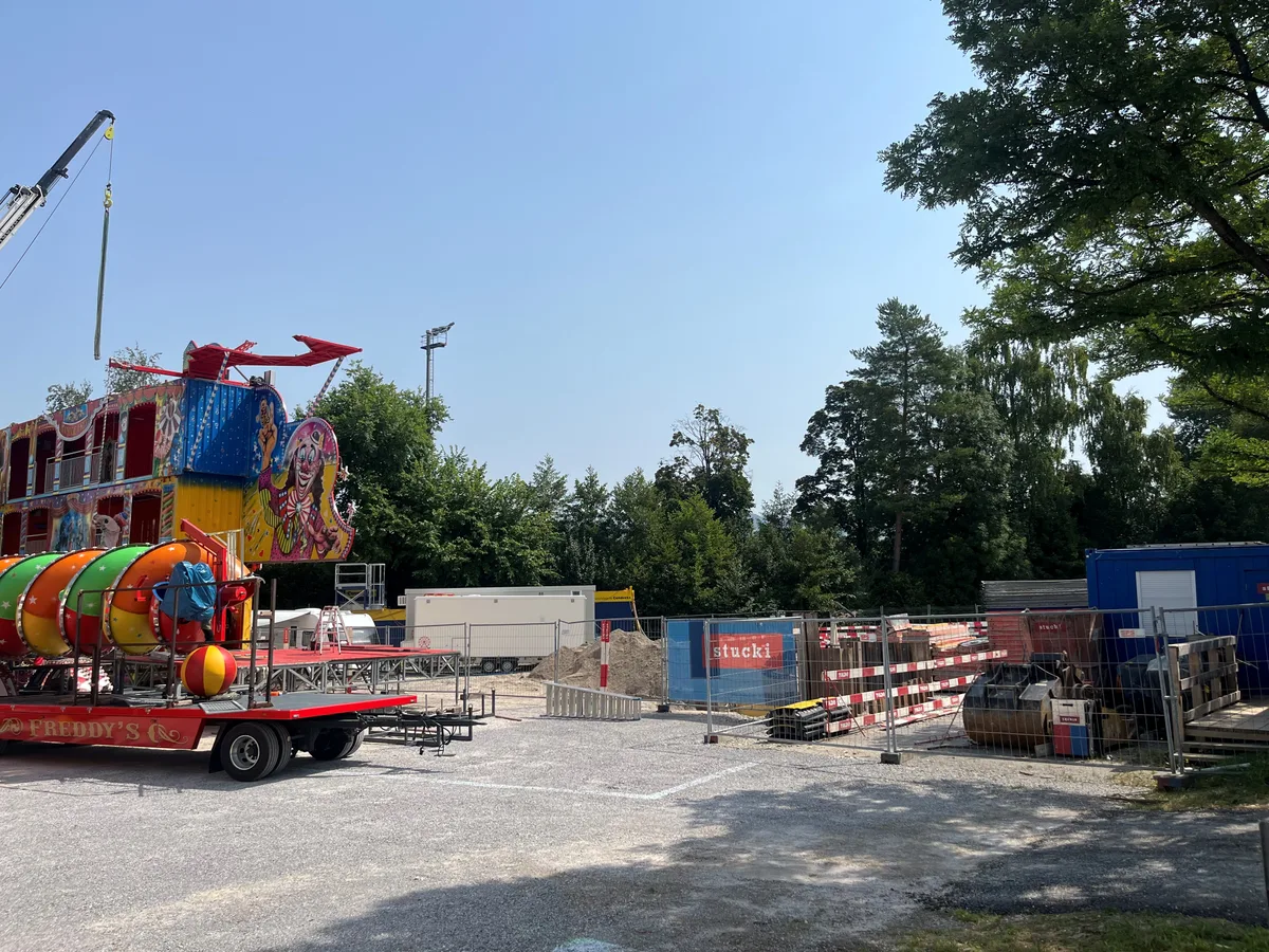 Statt der blinkender Lichter der Bahnen, gibt es in diesem Jahr Bauabsperrungen zu sehen. Absperrungen auf einem Platz.